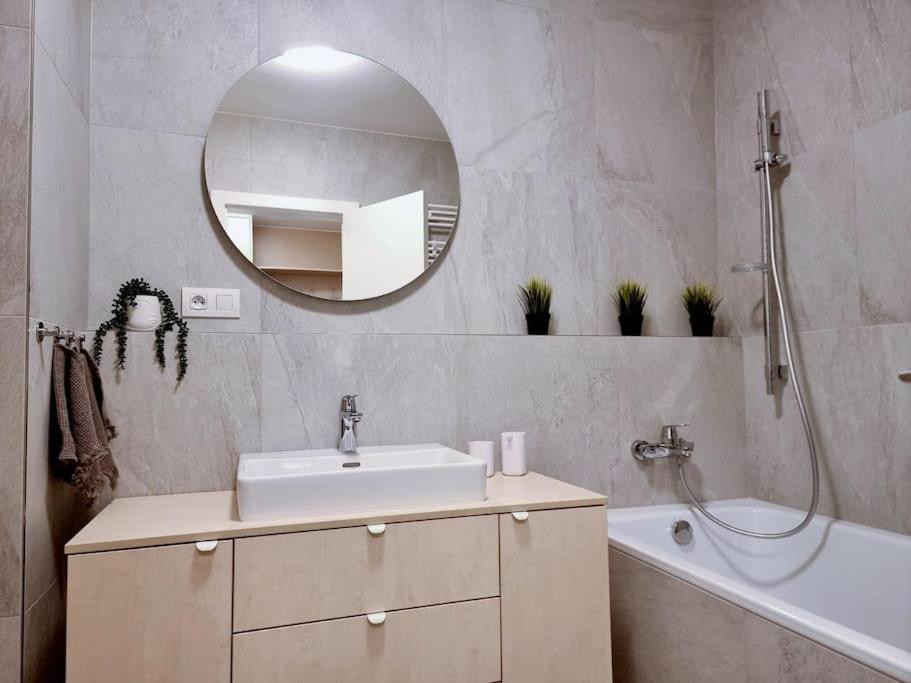 Apartment Zwirn, Free Parking, 24/7 Access Bratislava Exterior foto